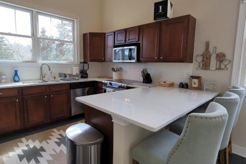 Lakeshore Living in Andersonville, USA
