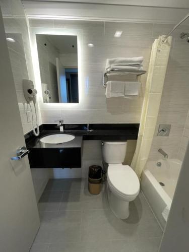 Royal Hotel Bronx - image 6