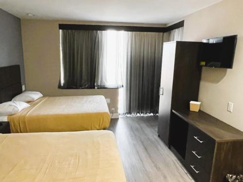 Royal Hotel Bronx - main image
