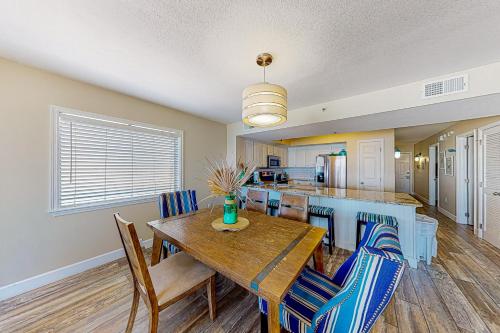 Santa Rosa Boulevard Condos - image 8