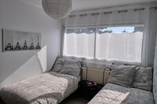 Two bedrooms modern apartment close to Tram