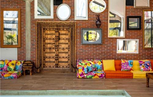 Swimming pool, 5 Bedroom Gorgeous Home In Breuillet in Arpajon