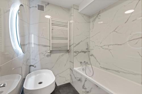 2 BR Apt Steps to Nivy Station, Bratislava (fotografie 6)