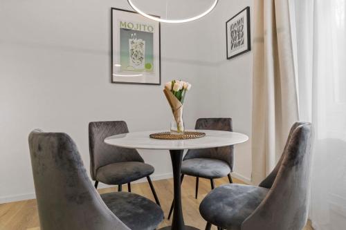 2 BR Apt Steps to Nivy Station, Bratislava (fotografie 9)