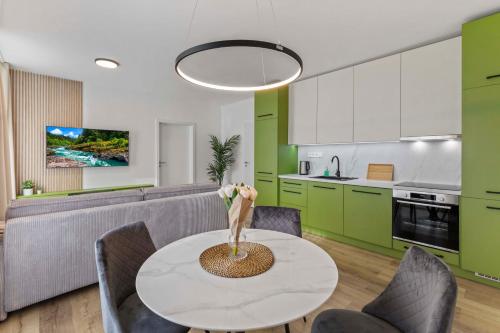 2 BR Apt Steps to Nivy Station, Bratislava