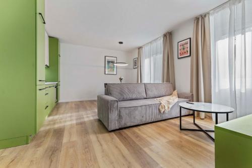 2 BR Apt Steps to Nivy Station, Bratislava (fotografie 8)