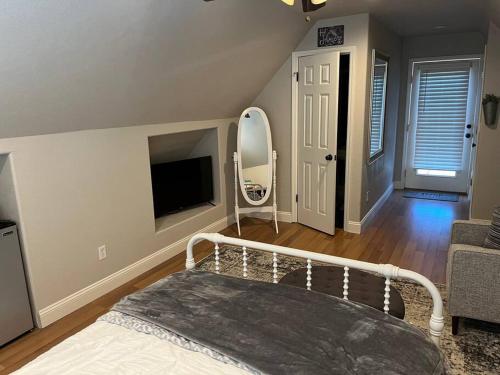 Adorable 1 Bedroom with pool, and Horse Arena in Oakdale (CA)