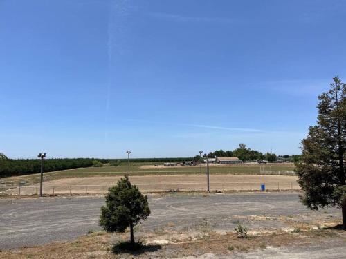 Adorable 1 Bedroom with pool, and Horse Arena in Oakdale (CA)