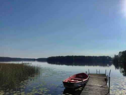 Stort hus med trädgård - sjötomt med egen båt