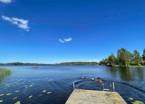 Stort hus med trädgård - sjötomt med egen båt