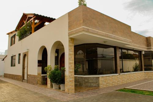 Moderno & Cálido Chalet con Amplia Área Verde