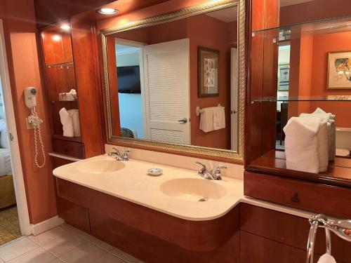 Palm Beach Shores Resort and Vacation Villas - 화장실