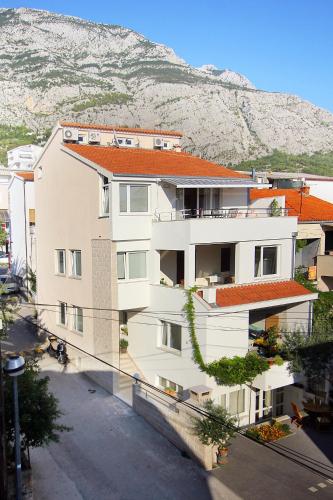Apartments with a parking space Makarska - 20700