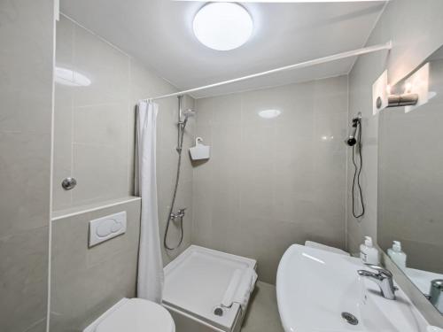 Apartments with parking space Makarska - 20700 - image 2