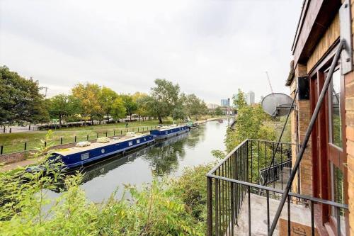 Amazing Location - City of London- 2 Bedroom Stunning Canal View House With Private Garden,Parking & Balcony