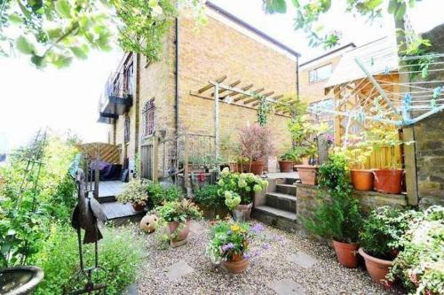 Amazing Location - City of London- 2 Bedroom Stunning Canal View House With Private Garden,Parking & Balcony