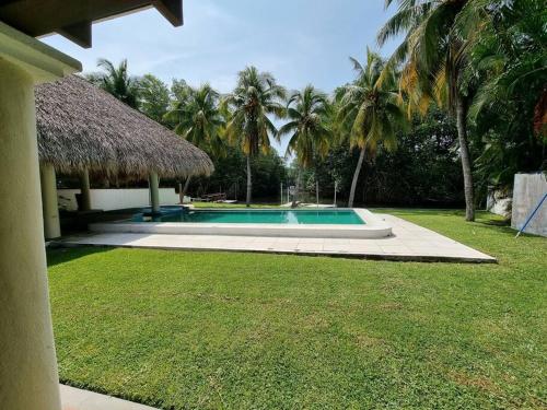 Chalet lleno d vida, con alberca a orilla de canal