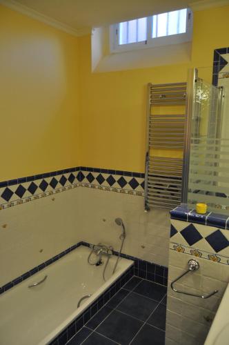 Junior Suite with Balcony image 4
