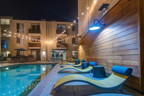 Lux 1BD - Condo: Hollywood, Pool, Parking, Gym