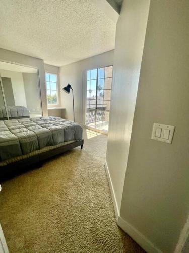 Lux 1BD - Condo: Hollywood, Pool, Parking, Gym