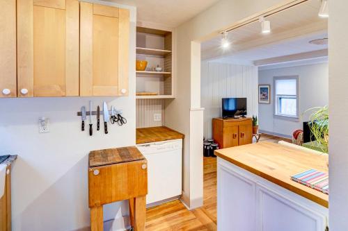 Historic Saugerties Home with Deck River Views! in Saugerties, USA