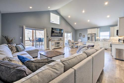 Waterfront Home on Lake Milton Dock, Hot Tub in Lake Milton, USA