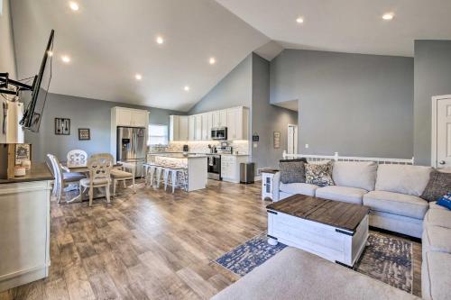 Waterfront Home on Lake Milton Dock, Hot Tub in Newton Falls