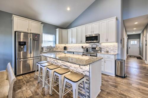 Waterfront Home on Lake Milton Dock, Hot Tub in Newton Falls