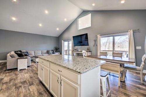 Waterfront Home on Lake Milton Dock, Hot Tub in Newton Falls