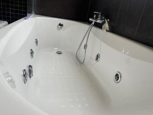 Two Bedroom King Suite with Spa Bath image 2