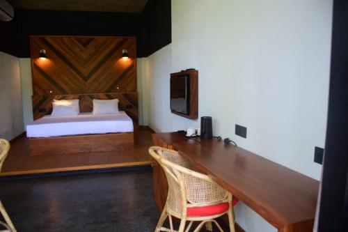 King Room with Pool View image 3