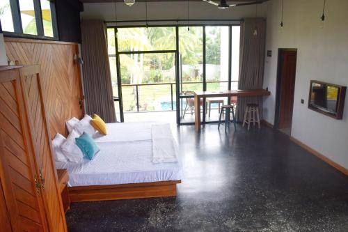 King Room with Pool View image 2