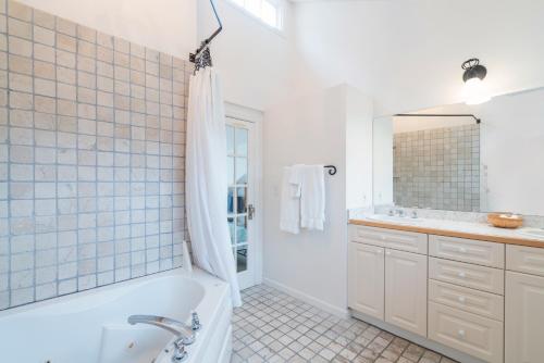 Two-Bedroom Apartment image 4