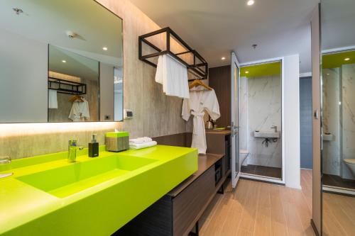 room detail thumbnail 2