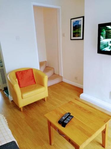 2 Bed pet-free cottage, private garden & fell view
