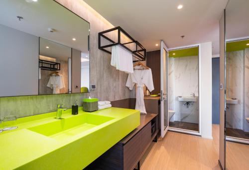 room detail thumbnail 2