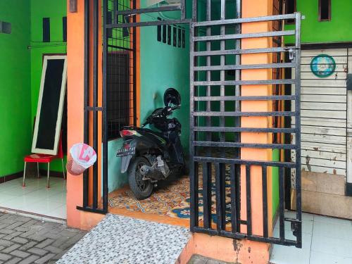 Exterior view, Johje Guest House Medan Mitra RedDoorz in Medan Tuntungan