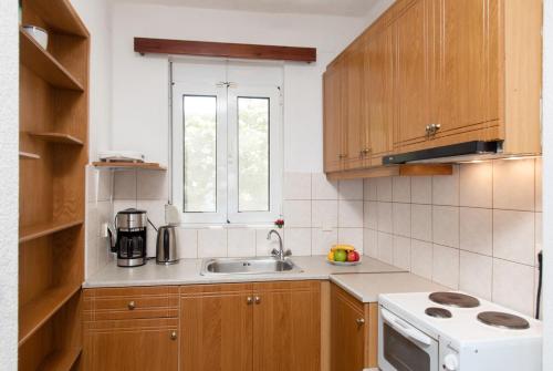 Kounenos Apartments - image 11