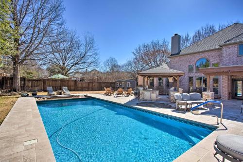 Luxe and Large Flower Mound Home on 1 Acre with Pond! in Flower Mound, Vereinigte Staaten von Amerika