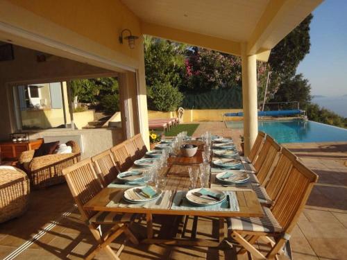Villa de 4 chambres avec vue sur la mer piscine privee et jardin clos a Rayol Canadel sur Mer a 2 km de la plage
