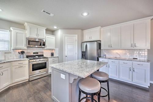 Near Hiking and Biking Convenient Home in Rogers! in Rogers, USA