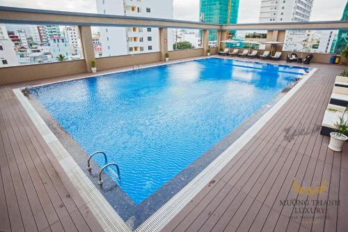 สระว่ายน้ำ, โรงแรมเมือง แท็ง ลักชัวรี ญา จัง (Muong Thanh Luxury Nha Trang Hotel) in ญาจาง
