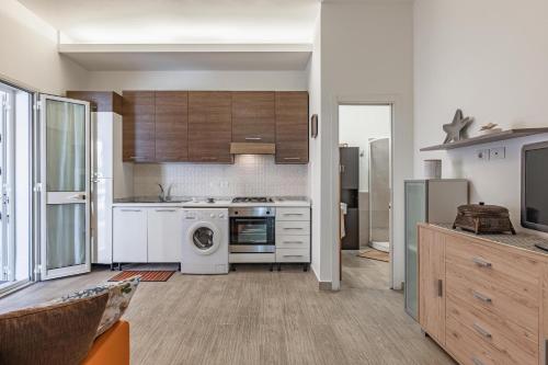 Küche, Naxos Bay Flat with Terrace 50 meters from the Sea in Giardini Naxos