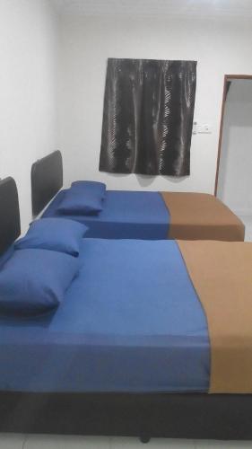 3 queen beds, 1 twin bed