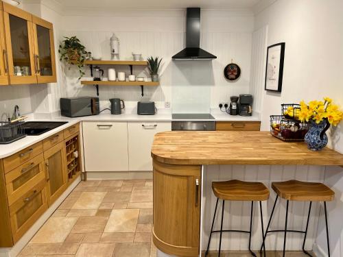 Hollyhocks Holiday Home- 2 bedroomed ground floor apartment sleeps 5 in Modbury
