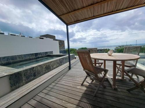 3 bedroom Penthouse with pool overlooking the ocean in Tamarin