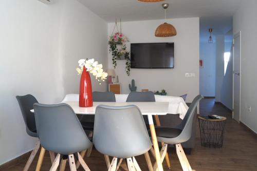 Three-Bedroom Townhouse image 10