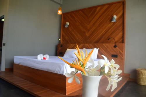 King Room with Pool View image 7