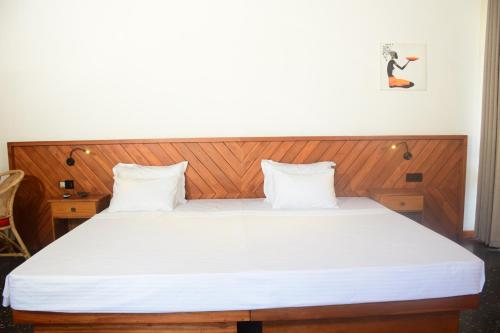 King Room with Pool View image 5