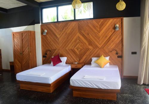 King Room with Pool View image 4